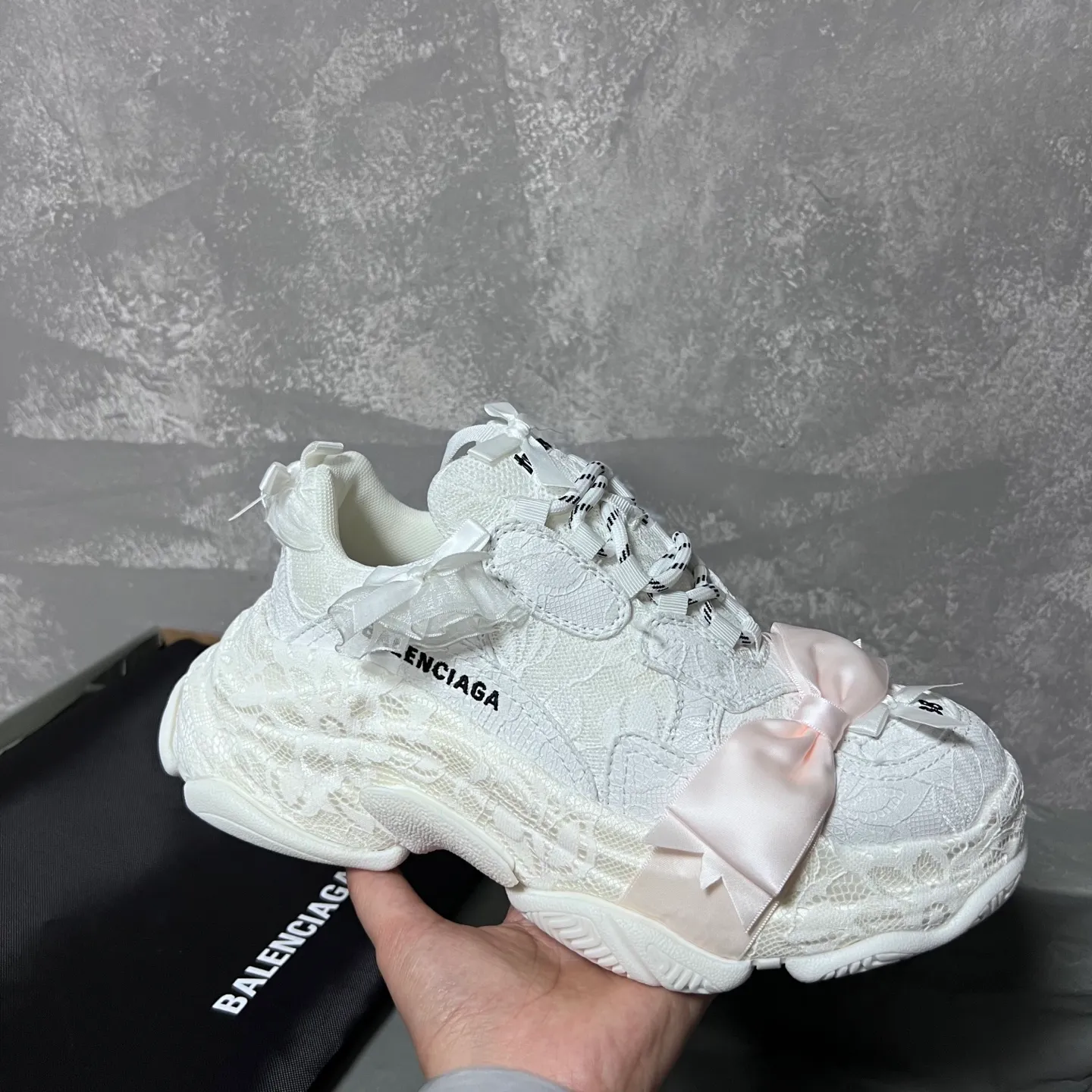 👟👟Ex-factory price 720👟👟 BALENCIAGA, lace bow Paris daddy, lace bow🎀triples are really super cute, white lace➕pink ribbon bow🎀definitely touches the heart of girls, this design actually has a sweet and cool feeling! There’s no girl who doesn’t like lace! Break through the cool dad shoe series and boldly try sweet styles! Code number: 35-39 (40 customized)